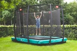 Cama Elástica BERG InGround Ultim Champion 330 + Red Deluxe -Berg Cama elastica Berg Inground Eazyfit con red nino saltando ad l