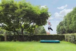 Cama Elástica BERG InGround Ultim Champion 330 -Berg cama elastica berg inground eazyfit hombre saltando ad l